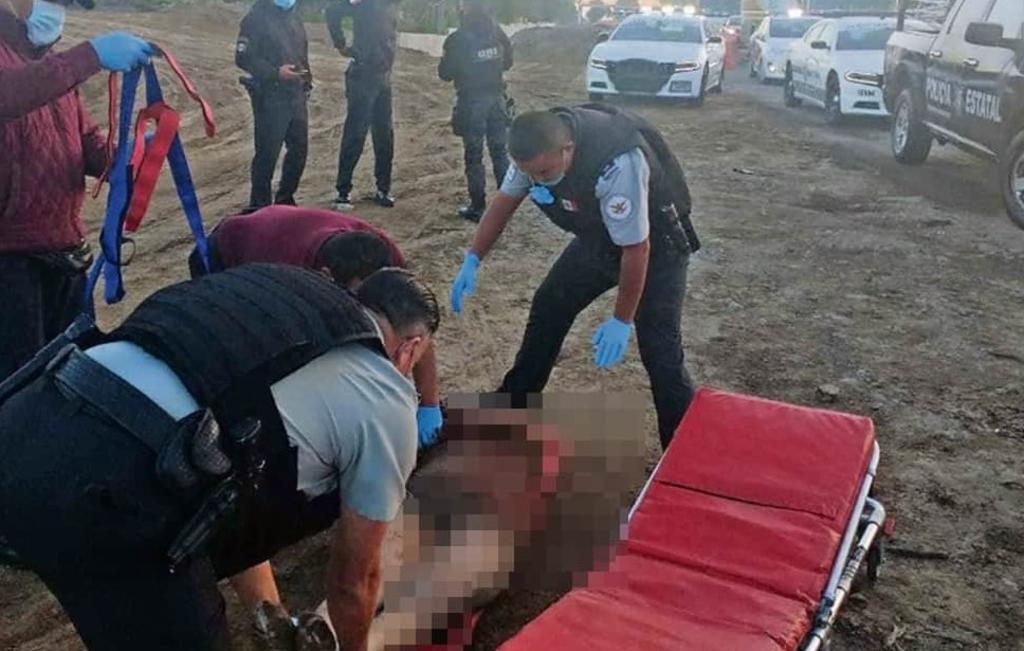 Completamente golpeado y semidesnudo, terminó un presunto ladrón que fue sometido por los pasajeros de un autobús que asaltó sobre la autopista México-Pachuca. (ESPECIAL) 