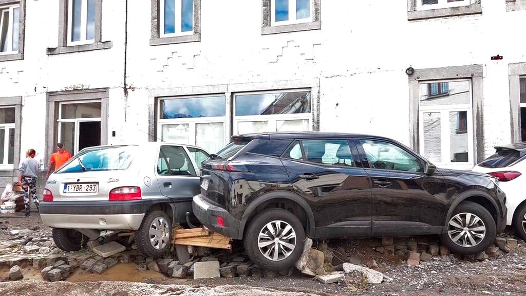 Los vecinos de Dinant (sur de Bélgica) estuvieron este domingo limpiando los destrozos que han dejado en coches, en garages y en la calzada las tormentas que ayer volvieron a caer en diversas regiones de Bélgica, causando algunas inundaciones, aunque sin dejar víctimas, como sí ocurrió con las lluvias torrenciales de la semana pasada. (EFE) 
