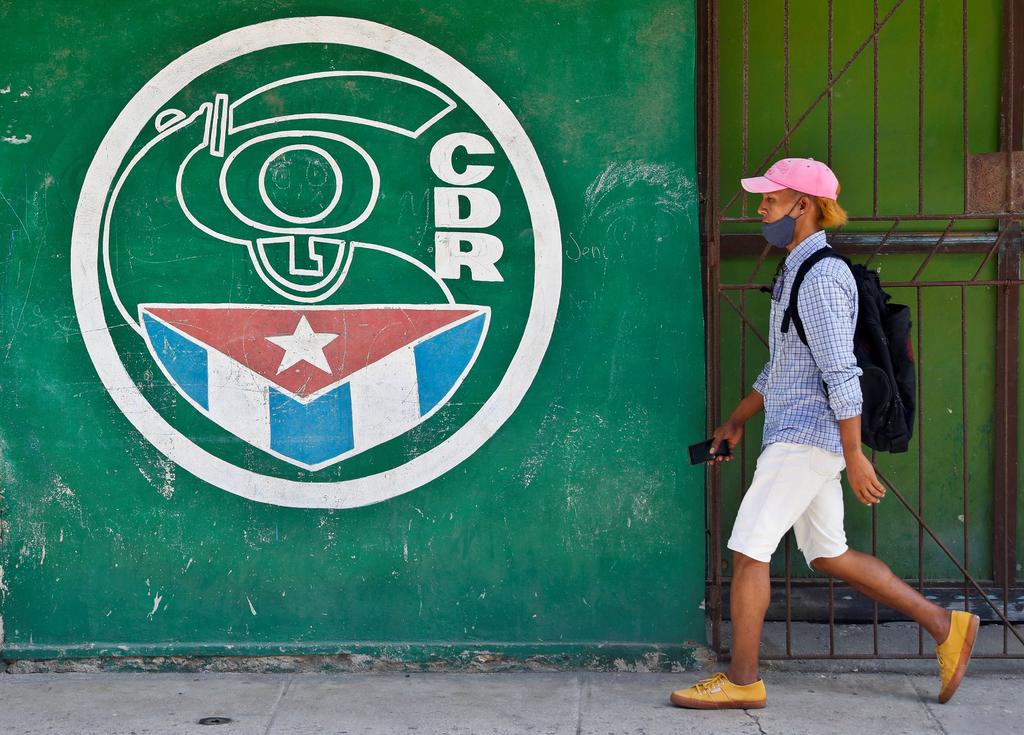 Cuba reportó este domingo 8,854 nuevos casos positivos de COVID-19 y 80 muertes, cifras que marcan nuevos récord desde que se detectaron los primeros casos de la pandemia del coronavirus en la isla hace 16 meses, según el parte diario del Ministerio de Salud Pública (Minsap). (ARCHIVO) 