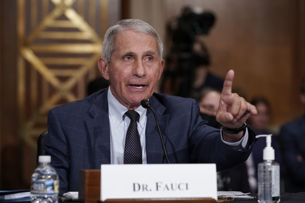 Estados Unidos se encuentra en un “aprieto innecesario” de crecientes casos de COVID-19 derivados de la variante delta y del hecho de que muchos estadounidenses no se han vacunado, dijo el domingo el doctor Anthony Fauci, el principal experto en enfermedades infecciosas de la nación. (ARCHIVO) 