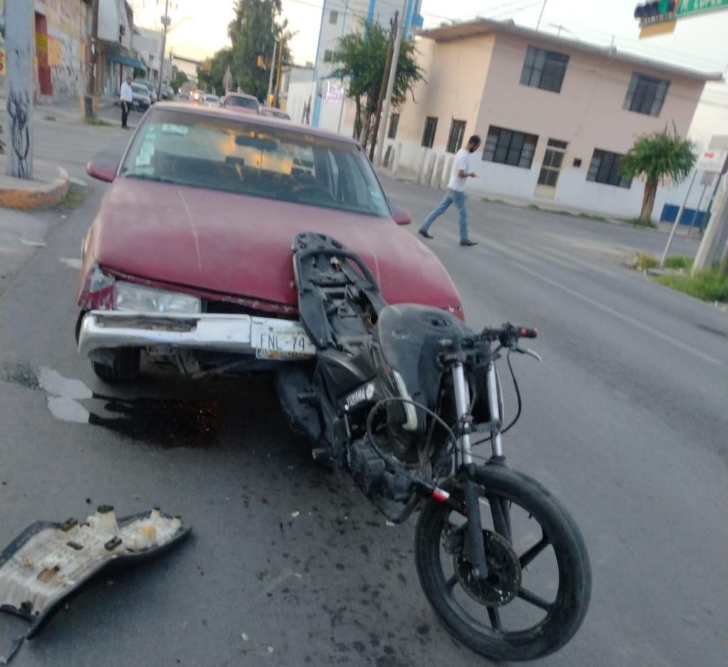Un conductor en estado de ebriedad chocó por alcance contra un motociclista en la zona Centro de la ciudad de Torreón. (EL SIGLO DE TORREÓN)