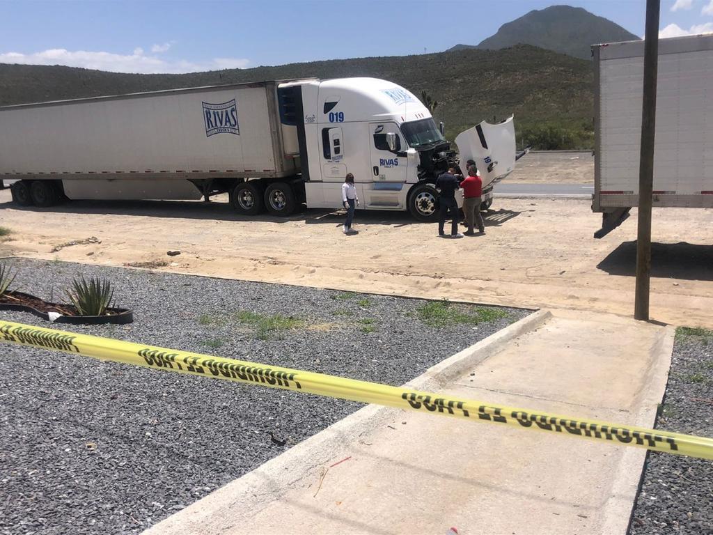 Fue al medio día de este domingo cuando en el kilómetro 13 de la carretera libre Torreón - Saltillo, cuando se encontró el cuerpo sin vida de Ramón “N” de 40 años de edad al interior del camarote del transporte de carga de la empresa de refrigeración Rivas Trucks.