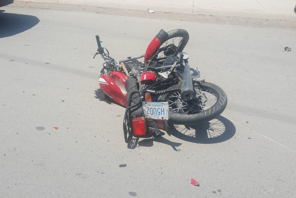 A unos minutos de ingresar al hospital, motociclista pierde la vida, fue arrollado por una camioneta la tarde del sábado en calles de Gómez Palacio, el conductor de la camioneta, aunque intentó huir, fue detenido. (ARCHIVO) 
