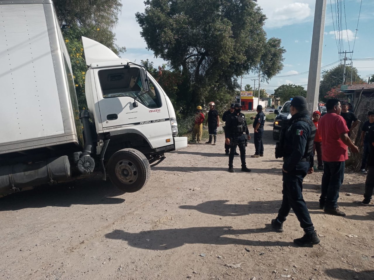 Camión cae en canal de riego en Gómez Palacio