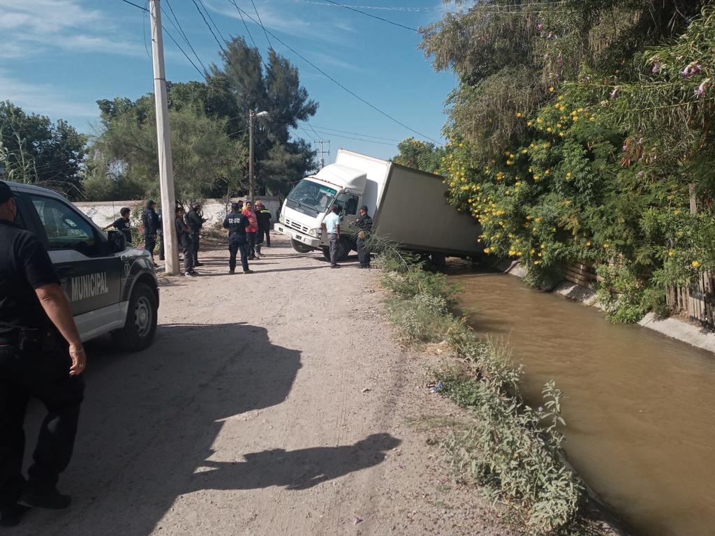 Camión termina dentro de un canal de riego en Gómez Palacio, el operador de la unidad resultó ileso.
