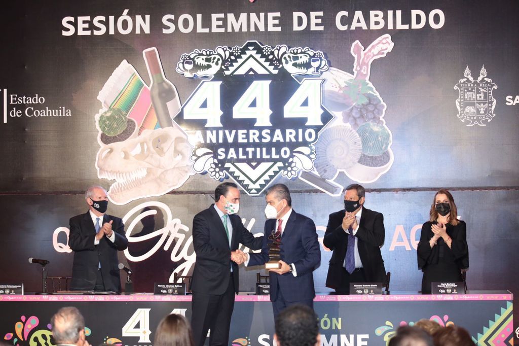 El gobernador de Coahuila asistió como invitado de honor a la Sesión Solemne de Cabildo en la que se entregó la Presea Saltillo.