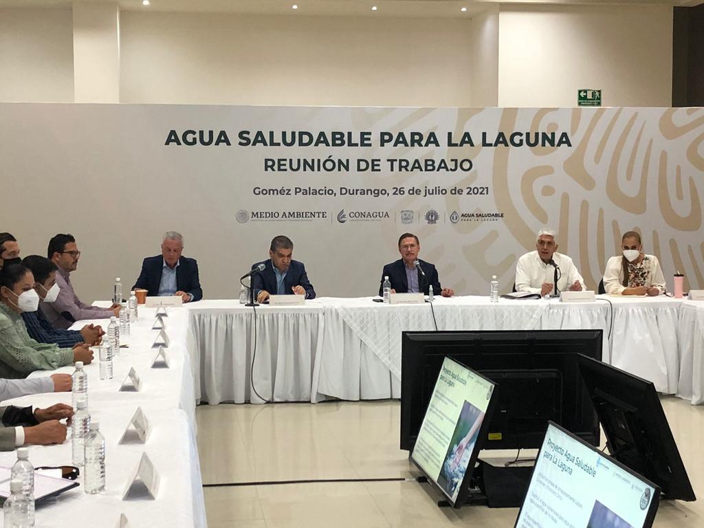 El gobernador de Durango, José Rosas Aispuro Torres, anunció que habrá de reunirse con los alcaldes de los municipios que se beneficiarán con el proyecto Agua Saludable para La Laguna para conocer las condiciones de las redes de conducción.
(FERNANDO COMPEÁN)