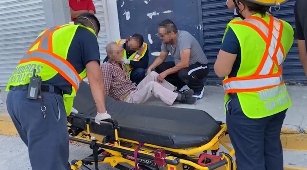 Tras varias horas de agonía, un hombre de la tercera edad perdió la vida en un nosocomio de la localidad, luego de que fuera atropellado la tarde del domingo por una camioneta en la Calzada Francisco I. Madero. (EL SIGLO DE TORREÓN)