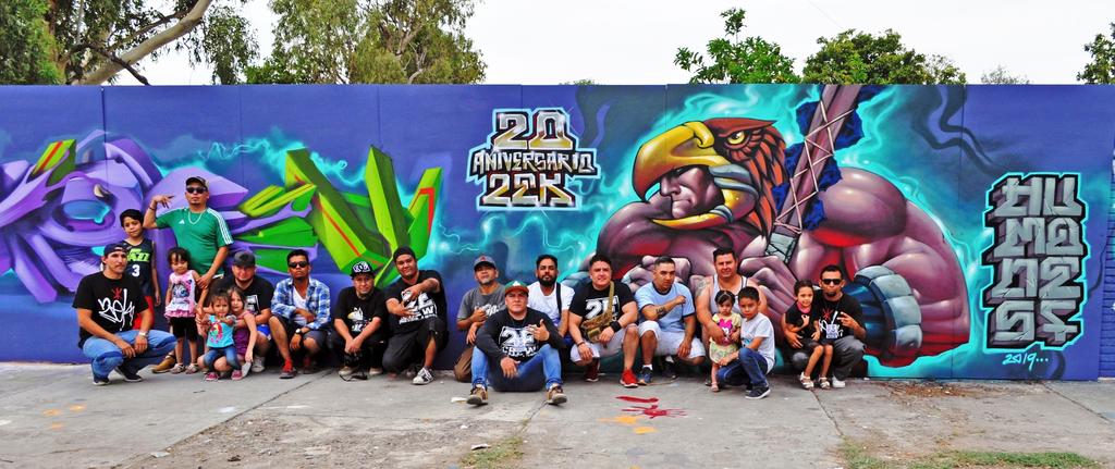 Las calles del barrio El Dorado, en Gómez Palacio, fueron quienes hace 22 años les dieron un motivo de vida a un grupo de jóvenes a través del hip hop. Era entonces 1999, la música rap y el grafiti se esparcían por la zona conurbada de La Laguna. Entre los distintos colectivos que comenzaron a formarse, surgió el 2E Crew, mismo que en esta semana festejará su aniversario. (SAÚL RODRÍGUEZ)