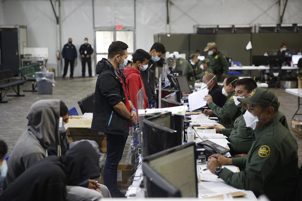 El Departamento de Seguridad Nacional (DHS) anunció este lunes que algunas familias migrantes que no pueden ser expulsadas bajo el Título 42 'serán colocadas en procedimientos de remoción expedita' si carecen de bases para quedarse en Estados Unidos. (ARCHIVO)