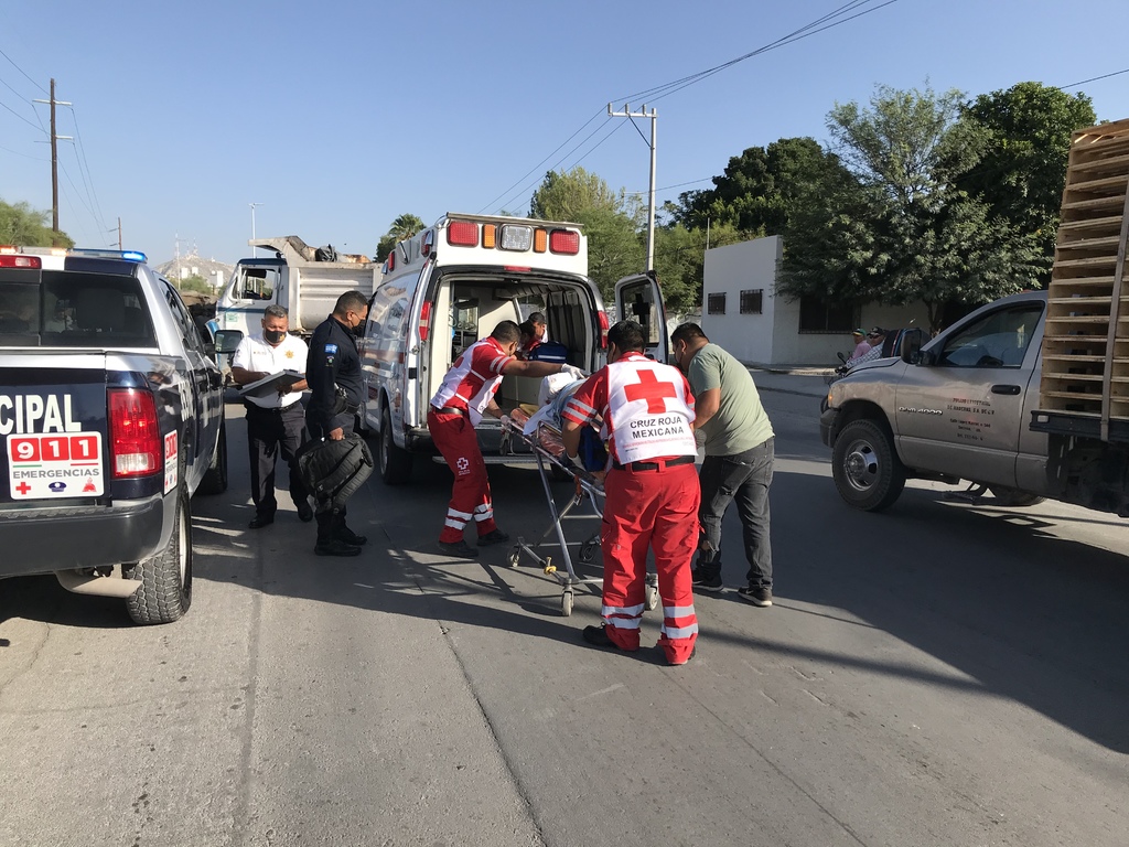 Paramédicos de la Cruz Roja atendieron al hombre. (EL SIGLO DE TORREÓN)