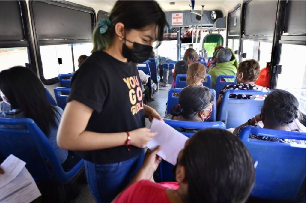 La joven también rentó autobuses para trasladar a las personas a la vacunación en Torreón. (ÉRICK SOTOMAYOR)