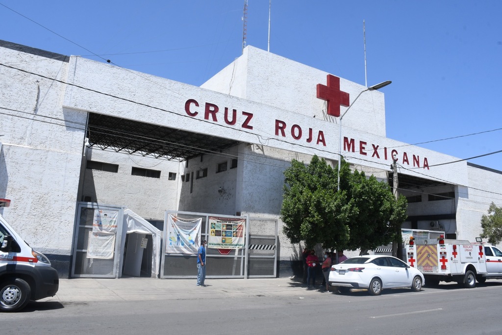El hombre fue llevado a las instalaciones de la Cruz Roja, a donde llegó sin signos vitales. (EL SIGLO DE TORREÓN)