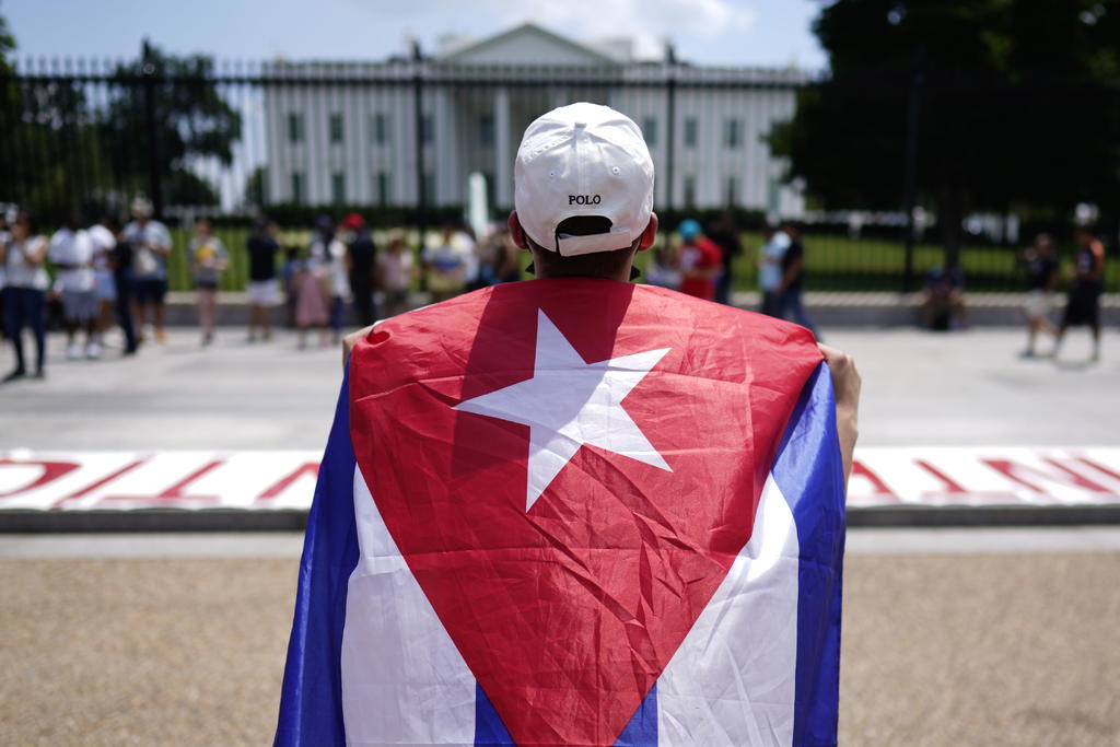 Varios cientos de personas se manifestaron este lunes frente a la Casa Blanca para lanzar al presidente de EUA, Joe Biden, un 'SOS' por Cuba y denunciar las presuntas violaciones a los derechos humanos ocurridas durante las recientes protestas en la isla. (AECHIVO) 