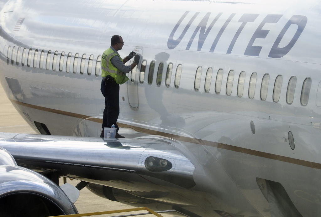 El combustible se está agotando en algunos aeropuertos de Estados Unidos. American Airlines dijo el martes que se encuentra con escasez de combustible en aeropuertos pequeños y medianos y en algunos casos debe realizar escalas para reabastecerse o llevar combustible a lugares donde hay poco. (ARCHIVO) 