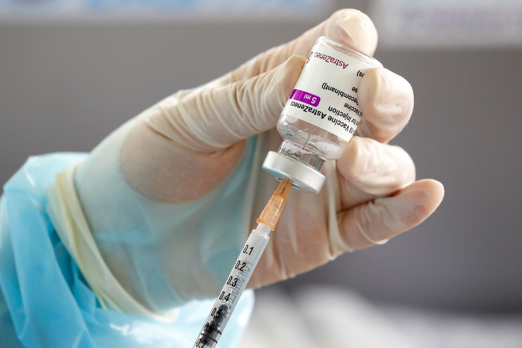 El hecho se registró el pasado miércoles 21 de julio en el área de observación de la Feria Nacional de Durango, en donde se instaló uno de los módulos de vacunación para atender a los adultos de 40 a 49 años de edad con la primera dosis de la vacuna AstraZeneca.
(ARCHIVO)