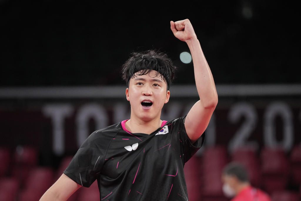 El surcoreano Jeoung Youngsik reacciona durante un partido de la tercera ronda de individuales masculinos de tenis de mesa contra el griego Panagiotis Gionis en los Juegos Olímpicos de Verano 2020, el martes 27 de julio de 2021 en Tokio. (AP Foto/Kin Cheung)