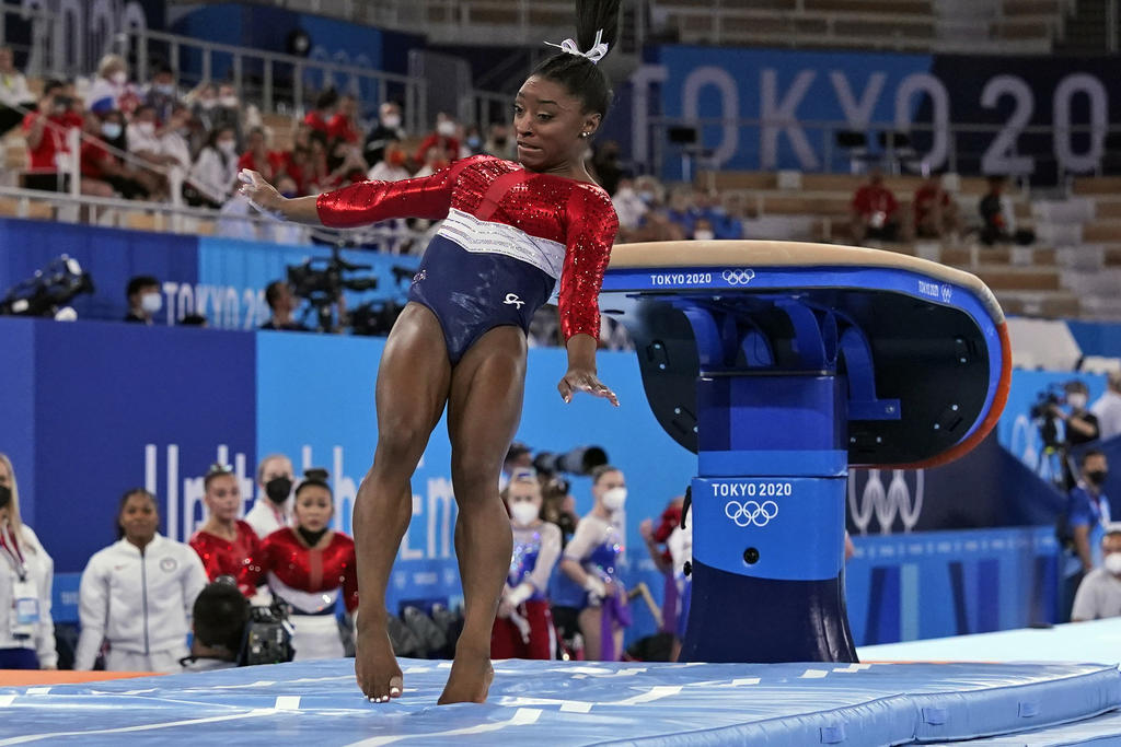 Simone Biles es la gimnasta estadounidense campeona del mundo y campeona olímpica que con apenas 24 años de edad ya es considerada una leyenda de los Juegos Olímpicos por sus grandes actuaciones en Río 2016 que le valieron para ganar tres medallas de oro en salto, general individual y general por equipos, así como una de bronce en barra de equilibrios. (AP)