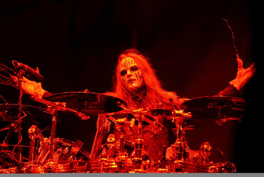 El exbaterista  de Slipknot, Joey Jordison falleció este lunes 26 de julio a los 46 años de edad, un representante de la familia dio a conocer la noticia en un comunicado, sin especificar las causas de su partida, haciendo mención solamente a que su muerte ocurrió de manera pacifica mientras dormía. 
