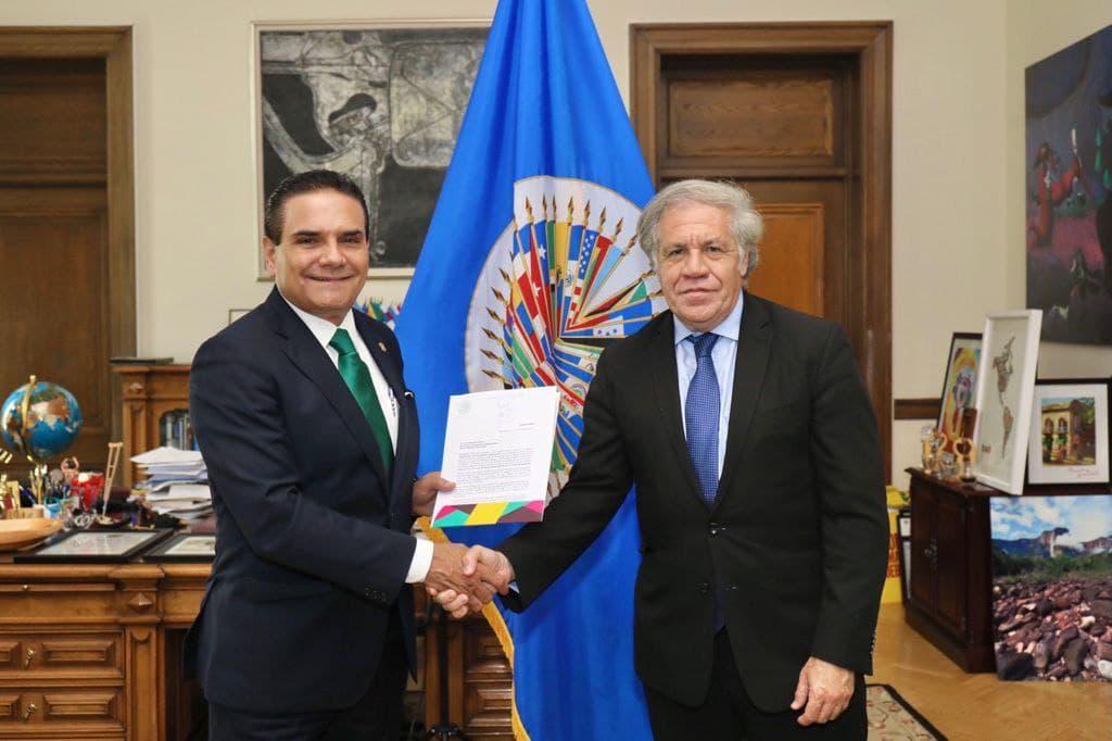 El gobernador de Michoacán, Silvano Aureoles, se reunió con el secretario general de la Organización de los Estados Americanos (OEA), Luis Almagro, a quien le pidió que no abandone a México que está en riesgo de convertirse en un 'narcoestado'. (ARCHIVO)