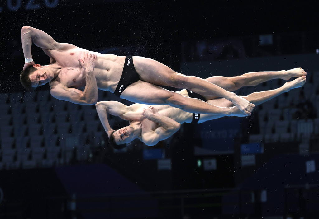 Los mexicanos Yael Castillo y Juan Manuel Celaya se quedaron el miércoles a las puertas del podio olímpico en la final de clavados sincronizados en trampolín de tres metros. Ni un error en un salto apartó del oro a los chinos Wang Zongyuan y Xie Siyi. (EFE)