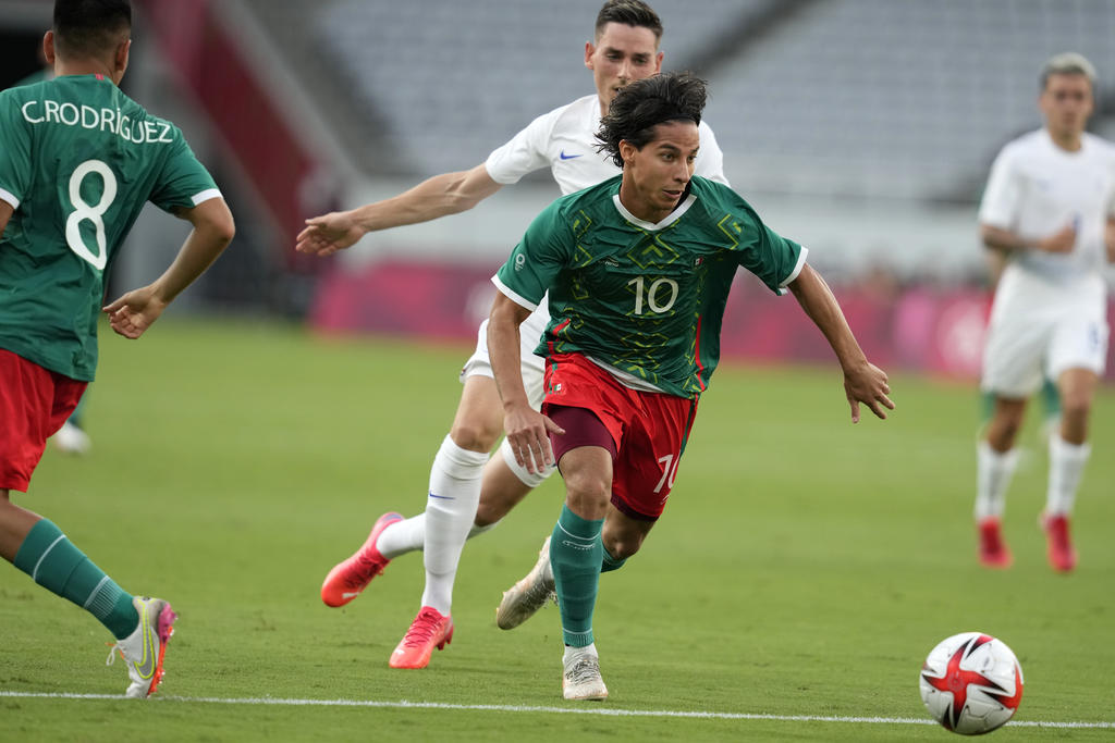 Diego Lainez es uno de los jugadores con mayor presencia durante los encuentros que sostuvo la Selección Mexicana Olímpica ante Francia y Japón, la sorpresa de este miércoles es que el jugador quedó relegado al banquillo en un duelo que fue decisivo contra Sudáfrica. (ARCHIVO) 
