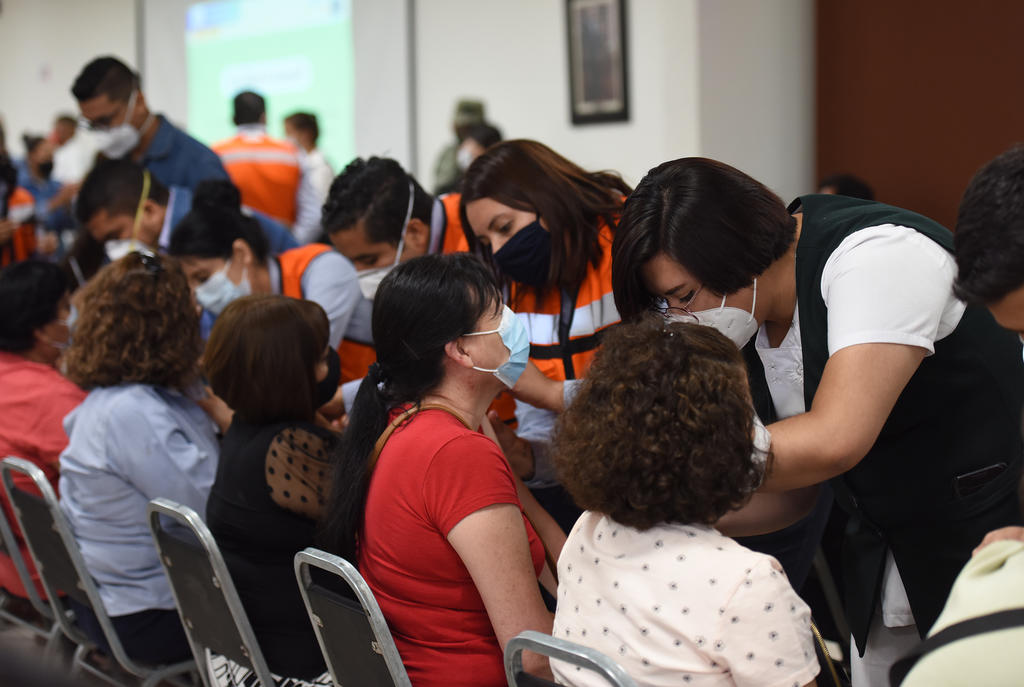 El Ayuntamiento de Torreón se encuentra a la expectativa de que la oficina del Bienestar en Torreón solicite el apoyo correspondiente a la siguiente jornada de aplicación de vacunas antiCOVID para la población del municipio, en ese sentido se trata de quienes tienen de los 30 a los 39 años de edad en primera dosis, así como para rezagados de otros grupos de mayor edad. (ARCHIVO)