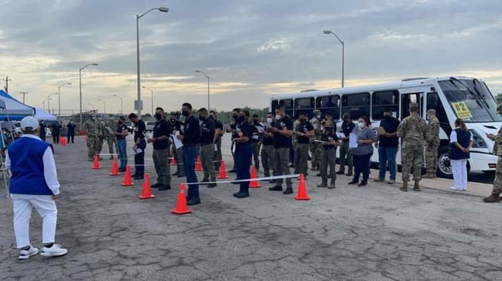  Este miércoles se llevó a cabo la jornada de vacunación transfronteriza en la guardarraya del Puente Internacional entre Ciudad Acuña en Coahuila y Del Rio en Texas; la cual se determinó que sería única y exclusivamente para los trabajadores de la industria maquiladora que no tiene su vacuna contra el virus SARS-Cov-2 o COVID-19. (RENÉ ARELLANO)