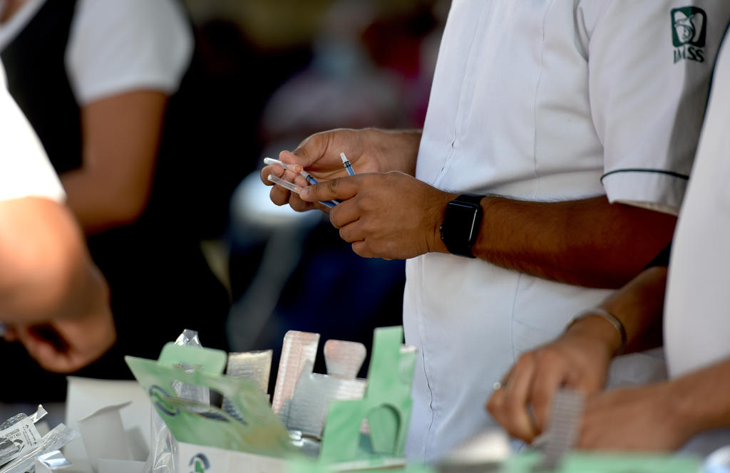 Ante el incremento de contagios COVID en Coahuila, el gobernador Miguel Ángel Riquelme aspira a pedir certificados de vacunación para el ingreso a lugares donde las personas se retiran el cubrebocas, como lo son bares y restaurantes. (ARCHIVO)