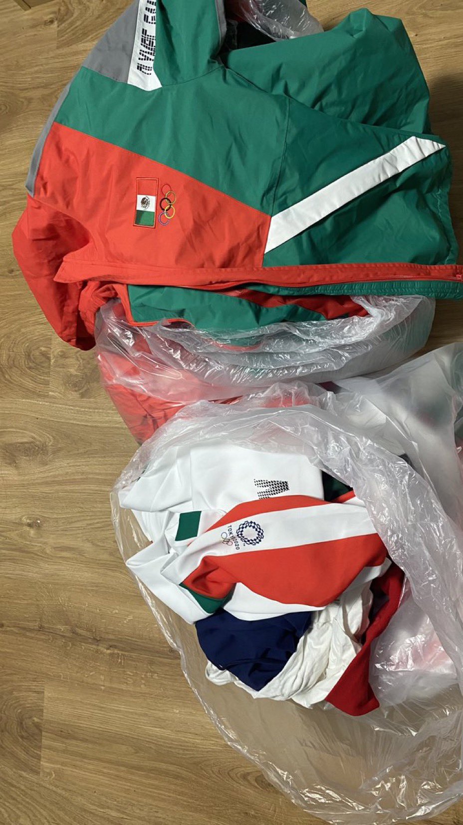 Selección Mexicana de Softbol es denunciada por tirar sus uniformes a la basura