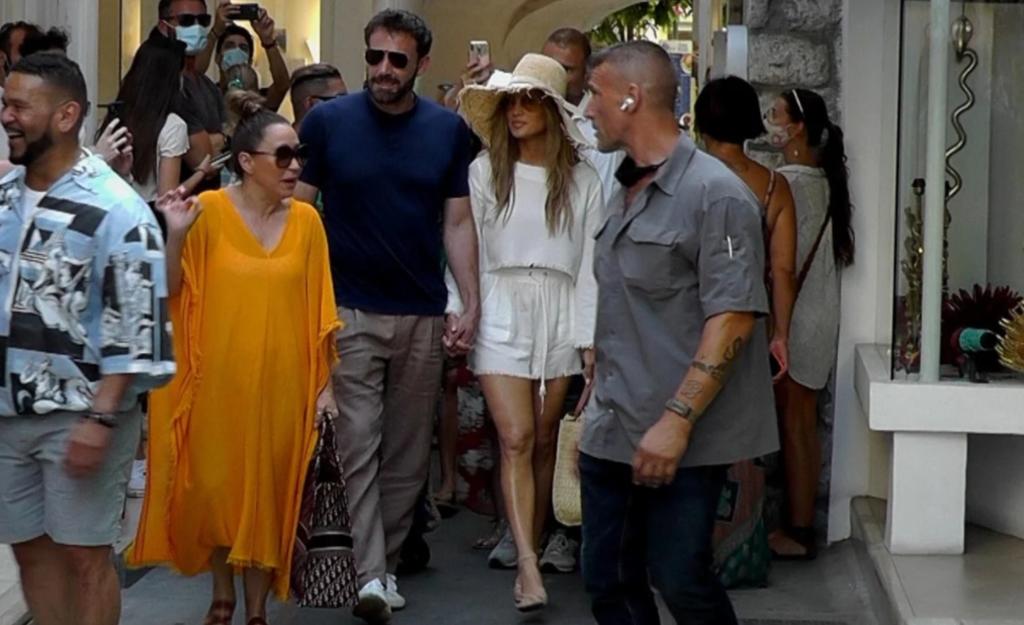 La cantante Jennifer Lopez y el actor Ben Affleck pasan unos días de vacaciones en la paradisíaca isla italiana de Capri, donde se han dejado ver paseando de la mano por sus calles, atrayendo la atención de vecinos y turistas. (ESPECIAL) 