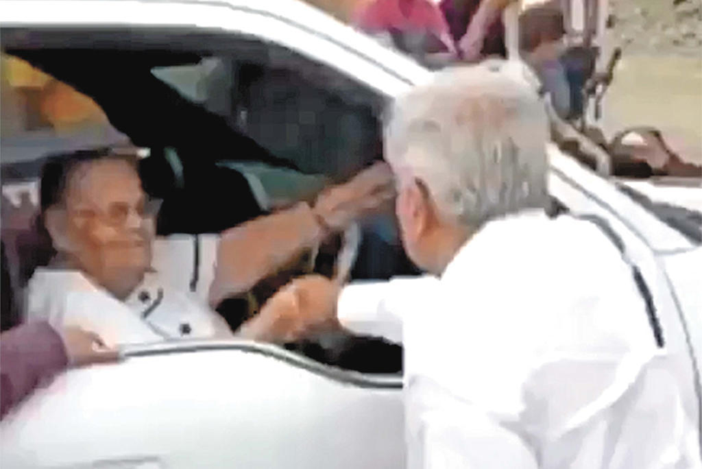 El año pasado, el 29 de marzo de 2020, al supervisar en Badiraguato esta misma carretera, el presidente López Obrador saludó de mano a la mamá de 'El Chapo'. (ESPECIAL)