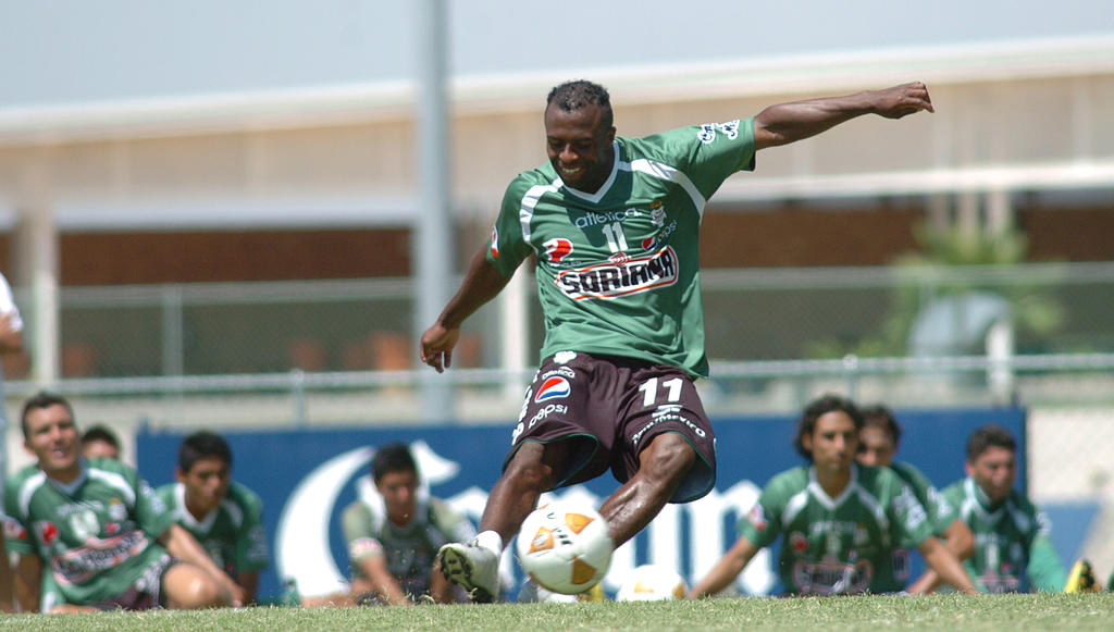 En julio del 2007, Christian Benítez llegó a la Comarca Lagunera para convertirse en jugador del Club Santos, el primer equipo de futbol con el que jugó en México. 