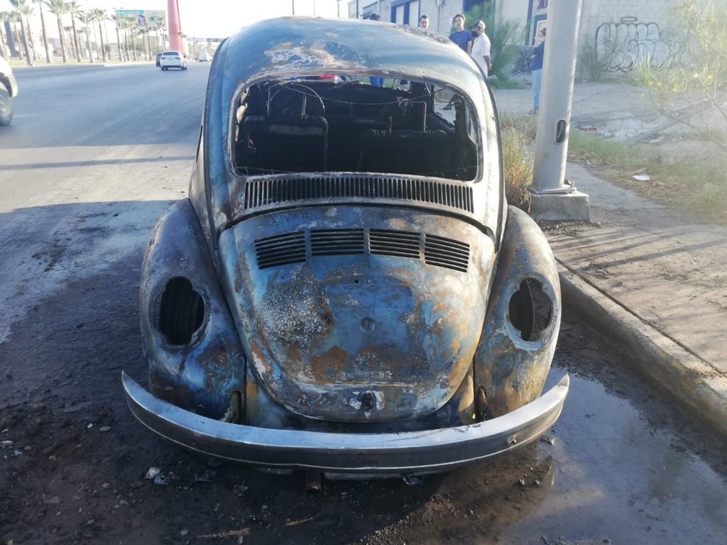 Consumido por el fuego terminó el automóvil Volkswagen sedán, al incendiarse por el periférico de Torreón. (EL SIGLO DE TORREÓN)