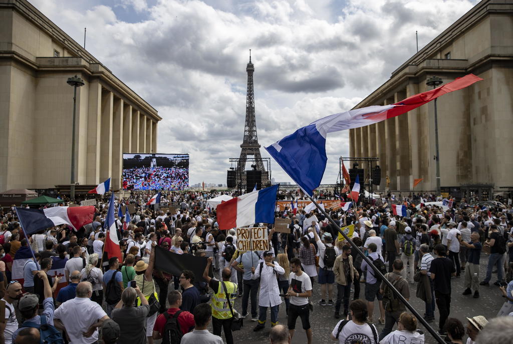 El Gobierno francés movilizará este sábado a 3,000 policías en París ante la previsión de 10,000 manifestantes en contra del certificado sanitario, a los que se pueden sumar 'chalecos amarillos', que amenazan con acudir a los Campos Elíseos de la capital. (ARCHIVO) 