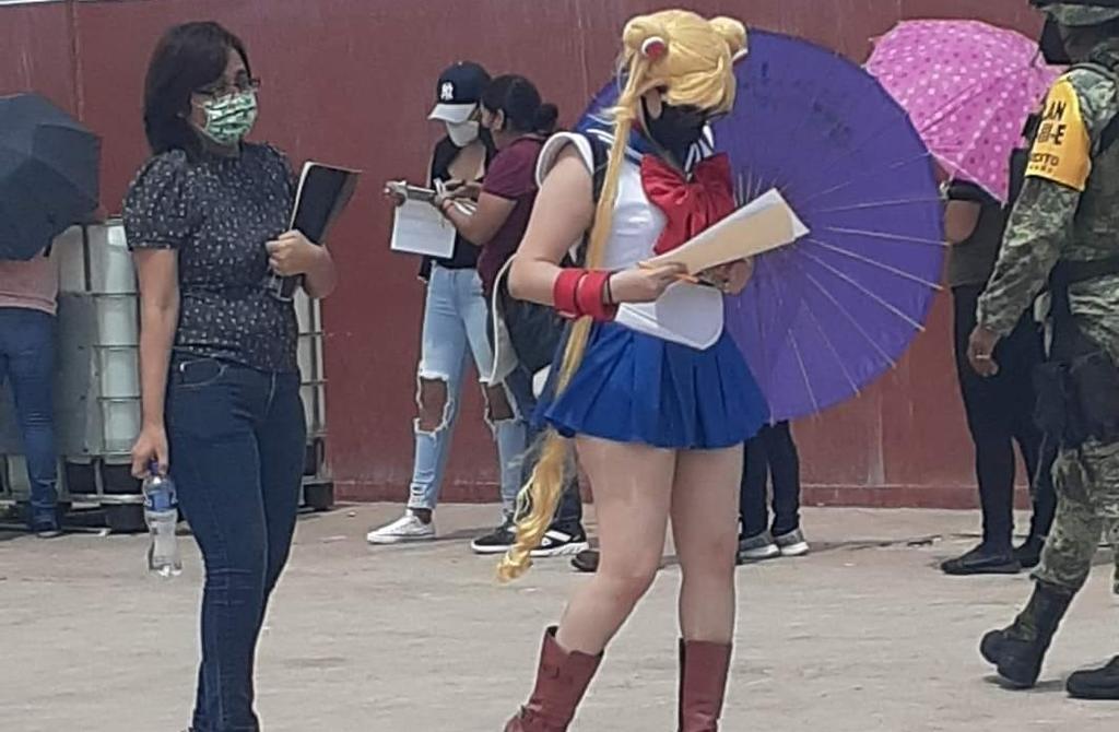 La joven llamó la atención en la fila de vacunación antiCOVID en Nuevo Laredo, gracias a su caracterización de Sailor Moon (REDES SOCIALES) 