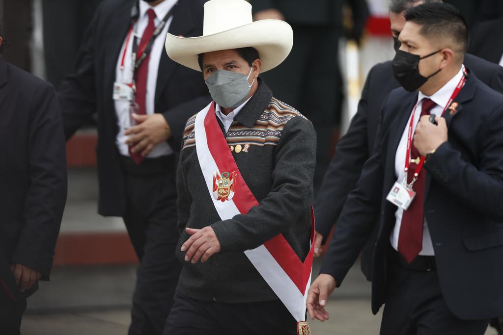 Pedro Castillo comenzó este viernes a ejercer con toda la formalidad el cargo de presidente de Perú, al recibir el reconocimiento institucional de su mando supremo por parte de las FF.AA. mientras en el país arreciaban las críticas de diversos sectores hacia su 'inaceptable' Ejecutivo. (EFE) 