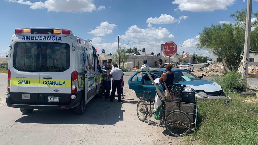 La tarde de este viernes se registró un accidente vial en la colonia Monte Real de la ciudad de Torreón, se vieron involucrados un taxi y un vehículo particular. (EL SIGLO DE TORREÓN)