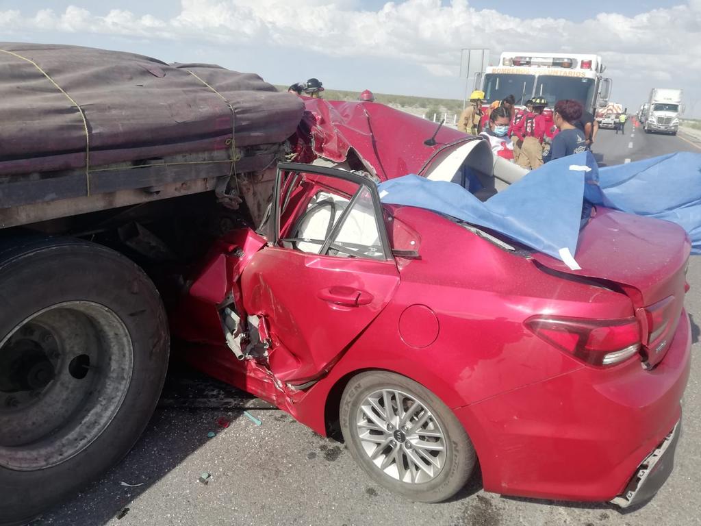 Una pareja perdió la vida luego de que el vehículo en el que viajaba se impactó en la parte trasera de un tráiler sobre la autopista Saltillo-Torreón. (EL SIGLO DE TORREÓN)