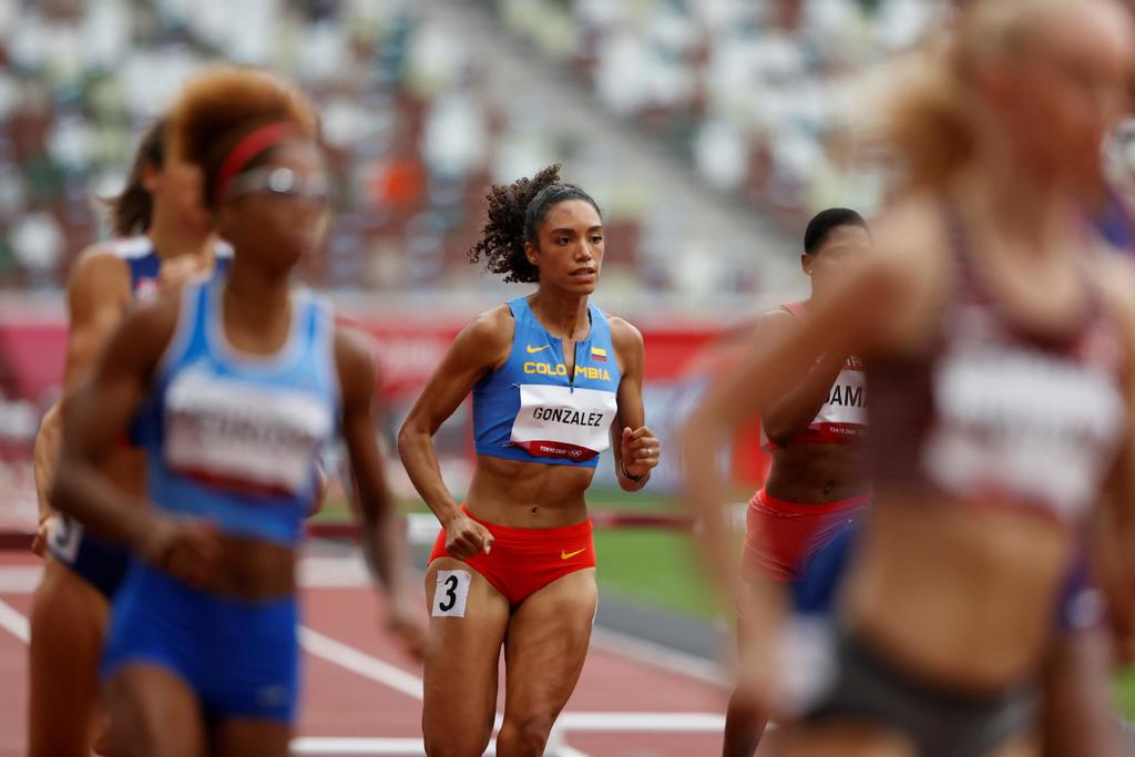  Melissa González (c) de Colombia compite durante la primera ronda femenina de 400m vallas de atletismo por los Juegos Olímpicos 2020, este sábado en el Estadio Olímpico de Tokio (Japón). EFE/ Juan Ignacio Roncoroni