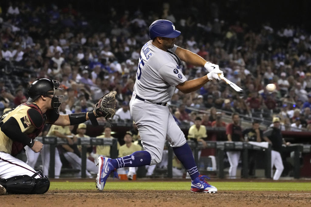 Con dos outs en el octavo inning, el viernes en la derrota de los Dodgers de Los Ángeles por 5-6 a manos de los Diamantes de Arizona, el dominicano Albert Pujols se robó la segunda base. (ESPECIAL)