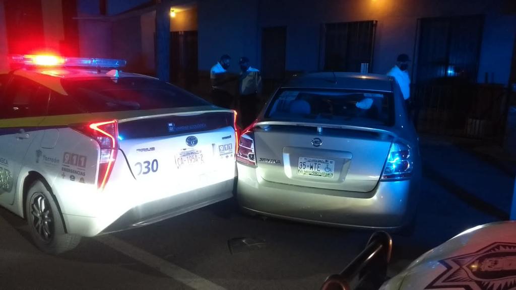 Un conductor en estado de ebriedad se impactó contra una finca en la zona Centro de Torreón y posteriormente chocó a una patrulla de Tránsito al realizar una maniobra de reversa. (EL SIGLO DE TORREÓN)