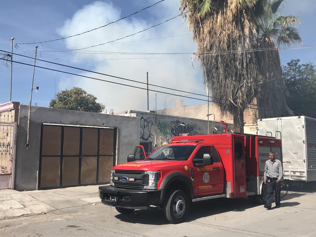 El reporte sobre un incendio en una finca abandonada de la colonia Moderna de la ciudad de Torreón, movilizó al personal del departamento de Bomberos.