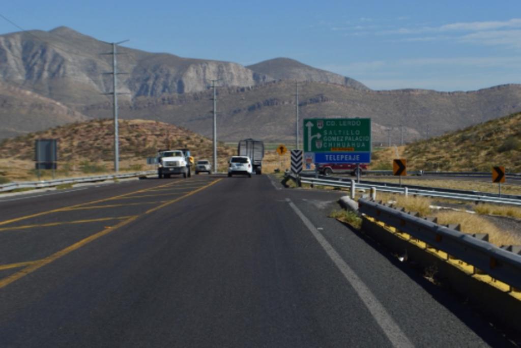 Hombres armados asaltan al conductor de un vehículo que circulaba sobre la carretera libre a Durango, el atraco se registró a la altura de la caseta del poblado León Guzmán del municipio de Lerdo. (ARCHIVO) 
