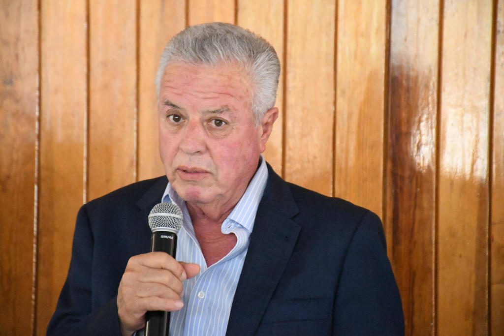 El alcalde de Torreón, Jorge Zermeño, negó que se tenga un desabasto total de agua potable y que afecte a la mayor parte de las áreas comerciales, se refirió a los recientes reclamos de algunos organismos de la iniciativas privadas respecto a la generación de partidas especiales que utilizan en la compra de agua mediante pipas de servicio particular. (ARCHIVO) 
