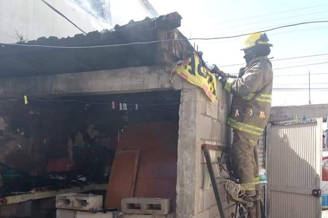Bomberos de Gómez Palacio sofocan incendio en domicilio de la Nuevo Refugio