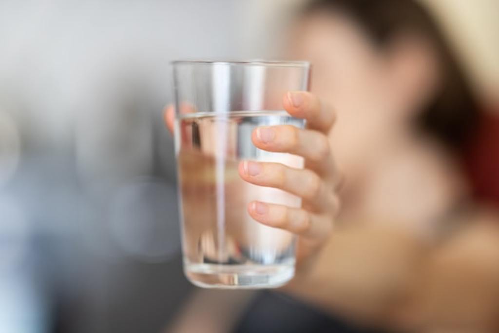 El IMSS recomienda a los ciudadanos consumir al menos ocho vasos de agua al día. (ARCHIVO)