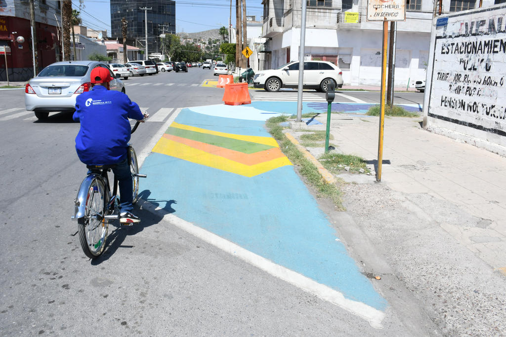 Colectivos ciudadanos aplicaron estrategias de urbanismo táctico para implementar en las esquinas cruces peatonales seguros conocidos como orejas peatonales. (ARCHVO)
