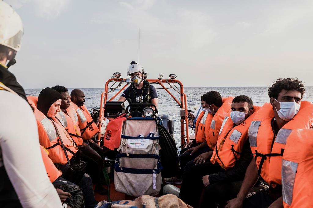 Un total de 805 migrantes esperan a bordo de los barcos Ocean Viking, de la organización humanitaria SOS Méditerranée, y Sea Watch 3, de la homónima organización humanitaria, a que algún país de la Unión Europea les autorice un puerto en el que desembarcar. (ARCHIVO)

