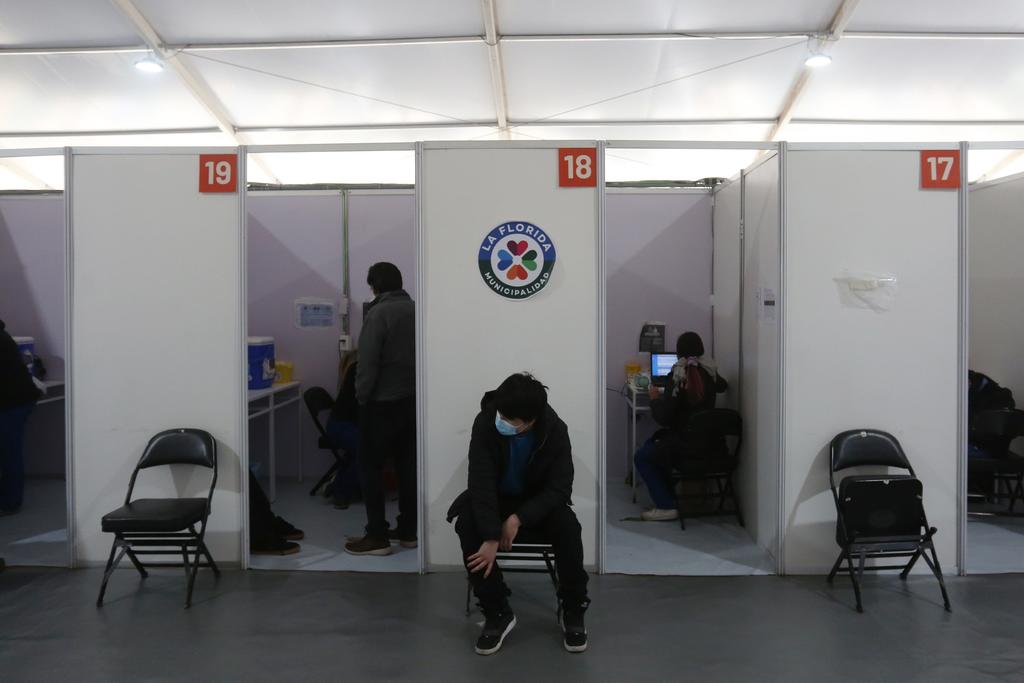 Las autoridades sanitarias chilenas reportaron este domingo una tasa de positividad de 1.78 % luego de realizar 59,375 exámenes de PCR durante la última jornada a nivel nacional, el índice más bajo de toda la pandemia de COVID-19 desde su llegada al país en marzo de 2020. (ARHCIVO) 
